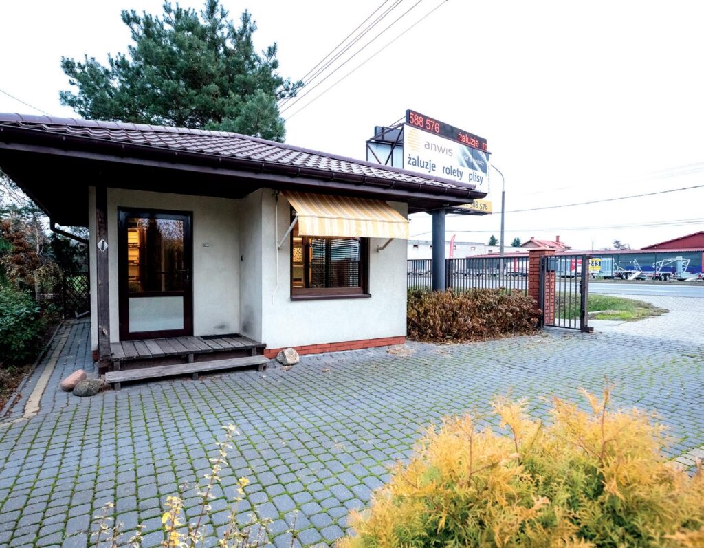 Salon znajduje się w Ożarowie Mazowieckim, przy trasie Warszawa-Poznań, 17 km od centrum stolicy