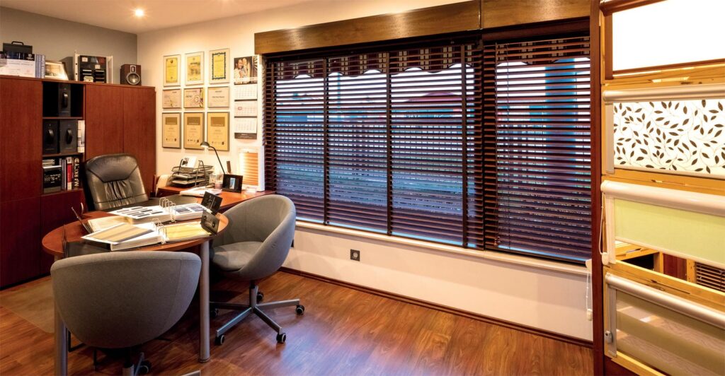 Duże okno pozwala na wyeksponowanie osłon oferowanych przez salon sprzedaży