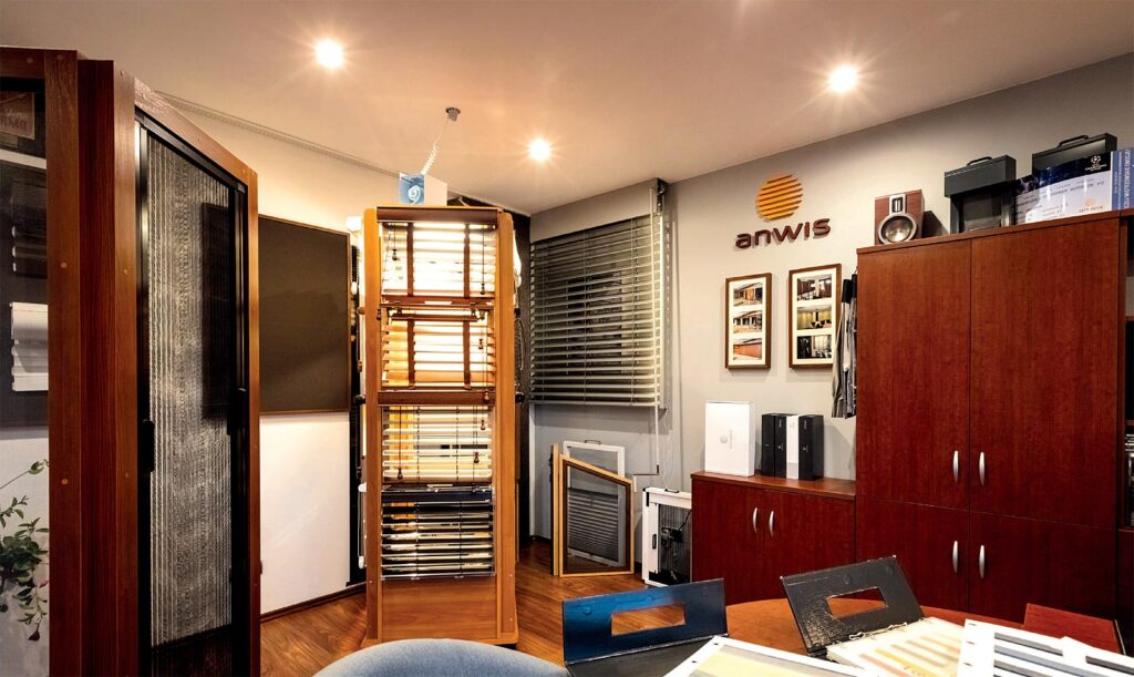 Oprócz osłon zamontowanych na oknach salonu, klienci mają do dyspozycji ekspozytory...