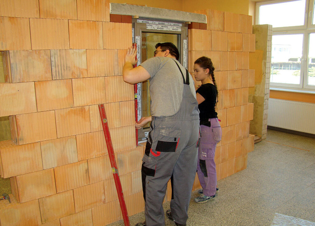 Zajęcia w Pracowni ZSR-B monter zabudowy i robót wykończeniowych w budownictwie. Fot. ARCHIWUM SZKOŁY