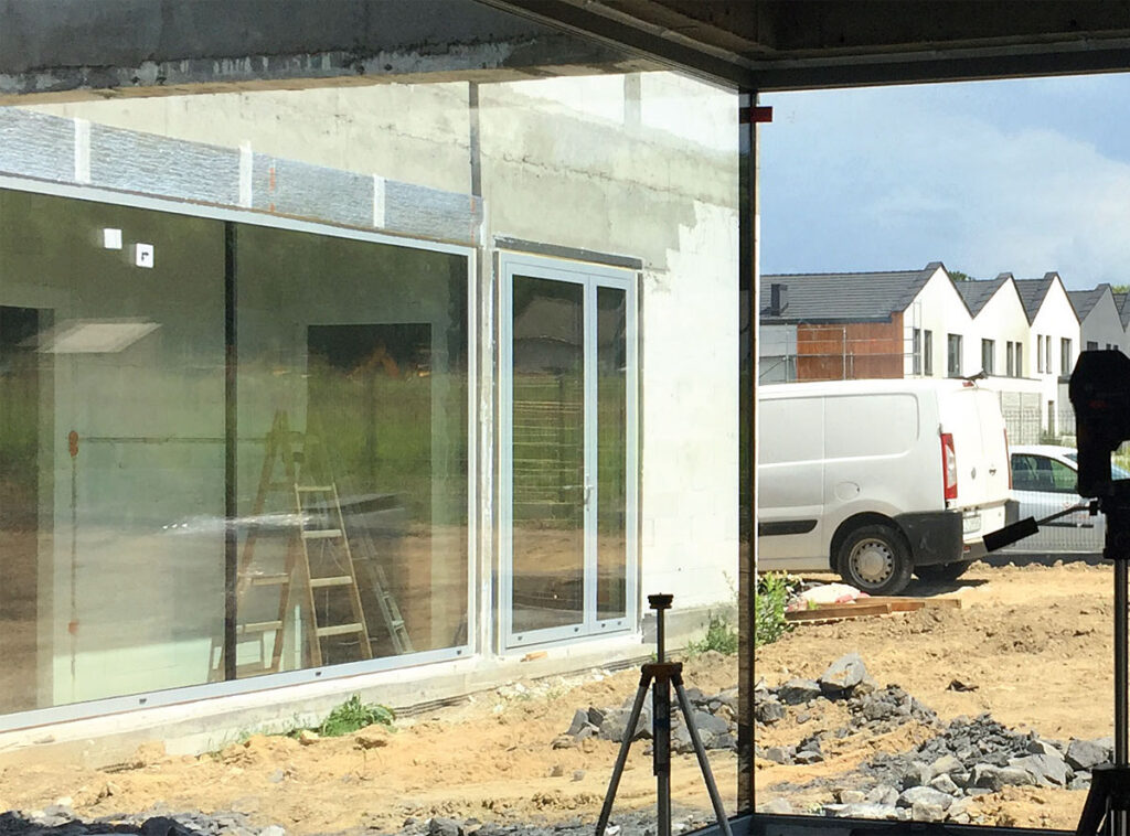 Wykorzystanie nowoczesnych technik pomiarowych takich jak laser czy niwelator jest już standardem. Fot. MULTIKO ARCHITEKTURA OKIEN