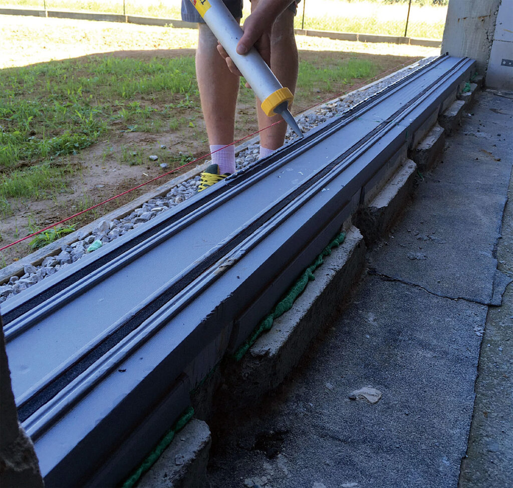 W przypadku montażu wielkogabarytowych konstrukcji konieczne jest właściwe przygotowanie progu. Fot. MULTIKO ARCHITEKTURA OKIEN