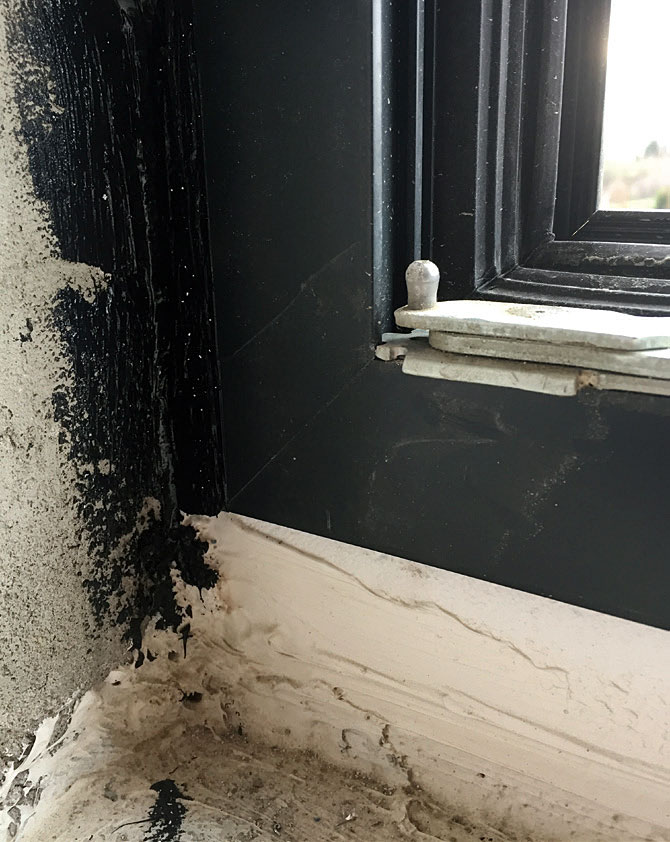 Złącze okienne zabezpieczone od strony wewnętrznej folią w płynie. Fot. MULTIKO ARCHITEKTURA OKIEN