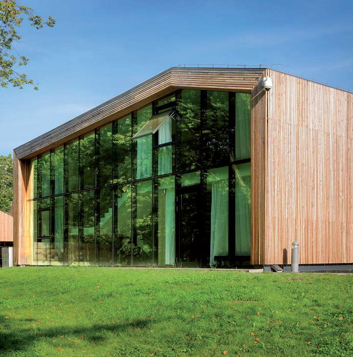 Przy dużych przeszkleniach warto wybrać szkło niskoemisyjne, chroniące przed ucieczką ciepła. Fot. PILKINGTON