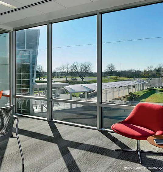 Szyba elektrochromatyvzna pod wpływem napięcia elektrycznego... Fot. SAGE