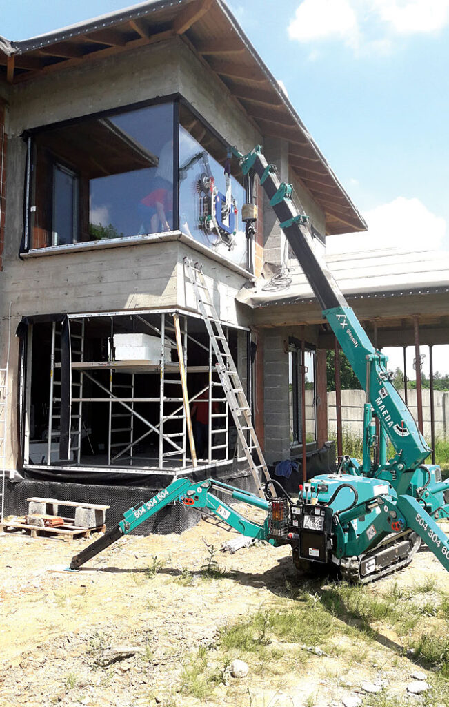 Mini żuraw przydaje się i na inwestycjach typu domki jednorodzinne... Fot. GLASSLIFT