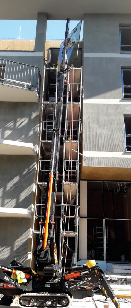 Mini żuraw o dużym zasięgu. Fot. GLASSLIFT