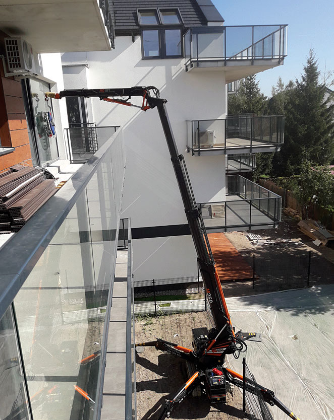 Mini żuraw z dodatkowym łamanym ramieniem. Fot. GLASSLIFT