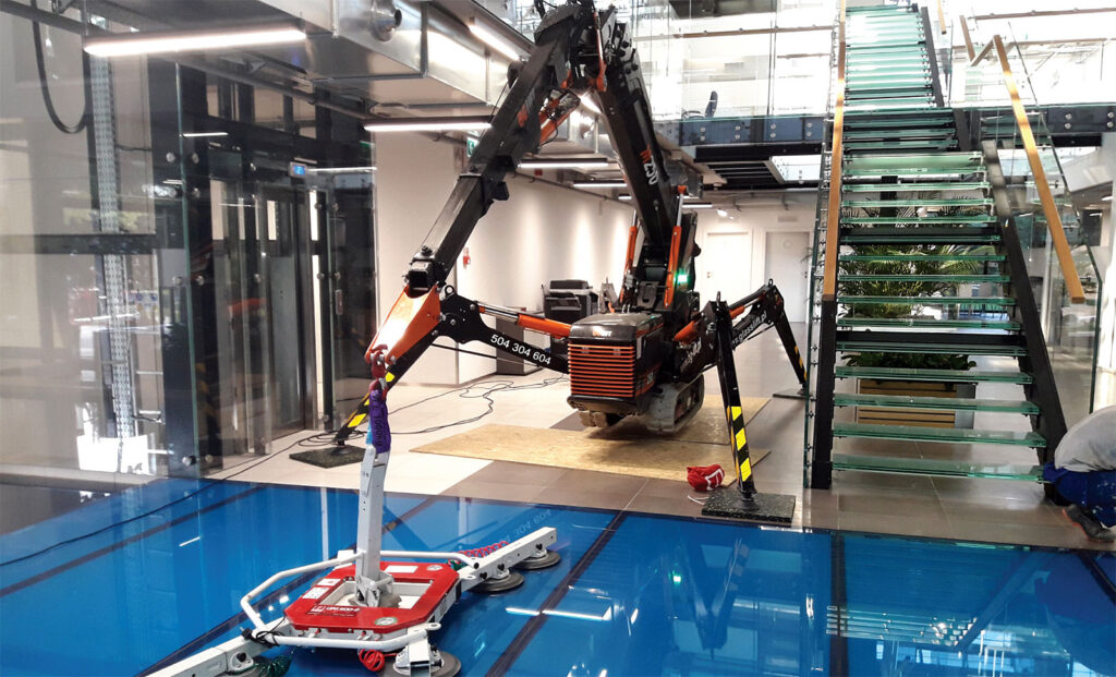 Podnoszenie ładunku z poziomu zero. Fot. GLASSLIFT