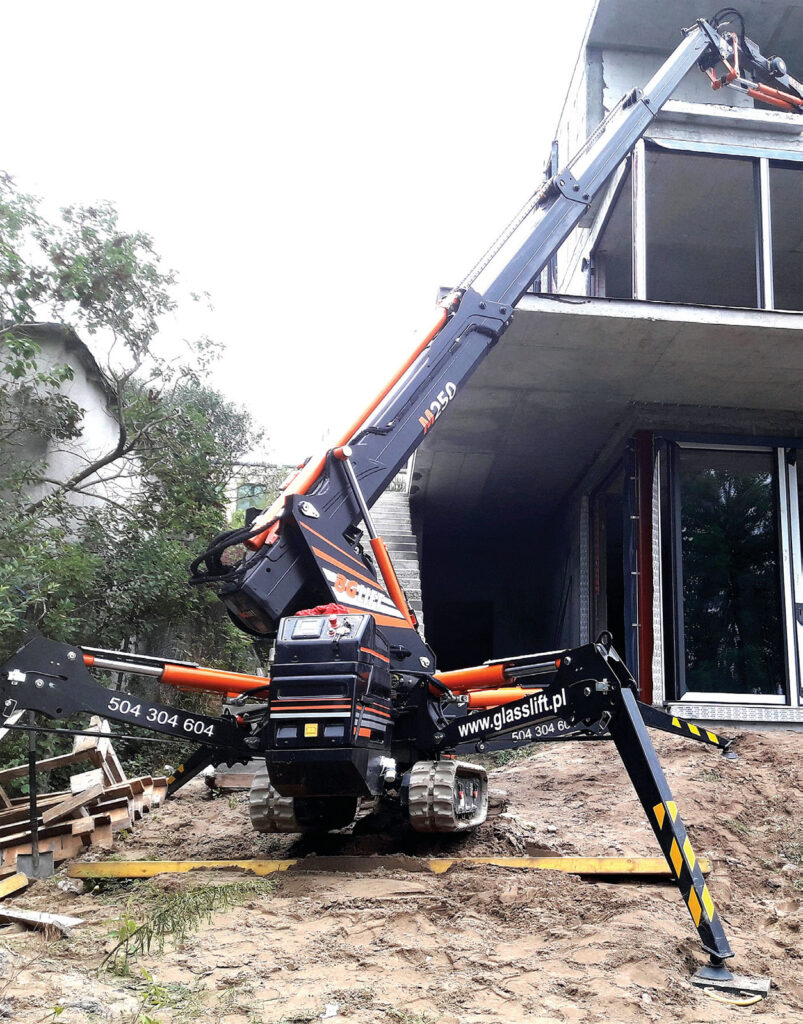 Odpowiedni mini żuraw poradzi sobie nawet na nierównym, błotnistym terenie. Fot. GLASSLIFT