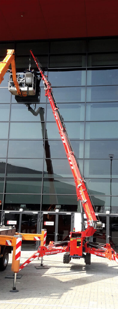 Mini żuraw z podnośnikiem. Fot. GLASSLIFT