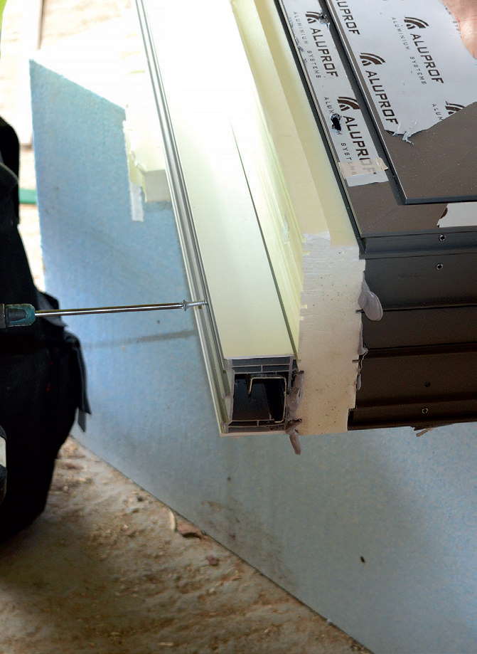 a następnie wkrętami