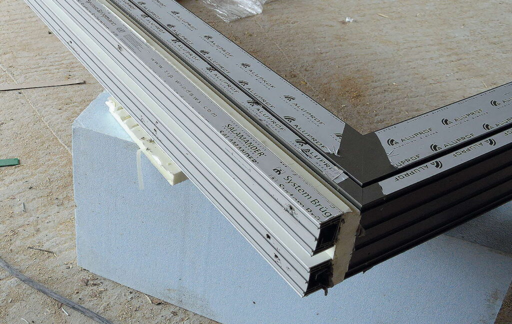 W ten sam sposób został zamocowany drugi profil