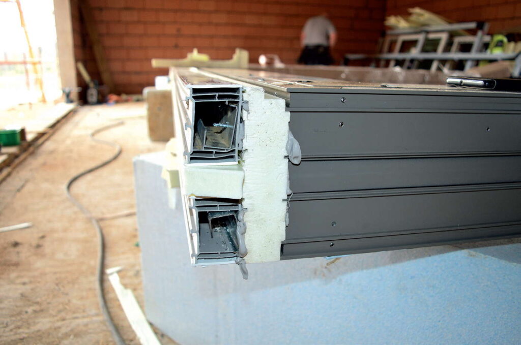 Przekładka izolacyjna z XPS, umieszczona między poszerzeniami