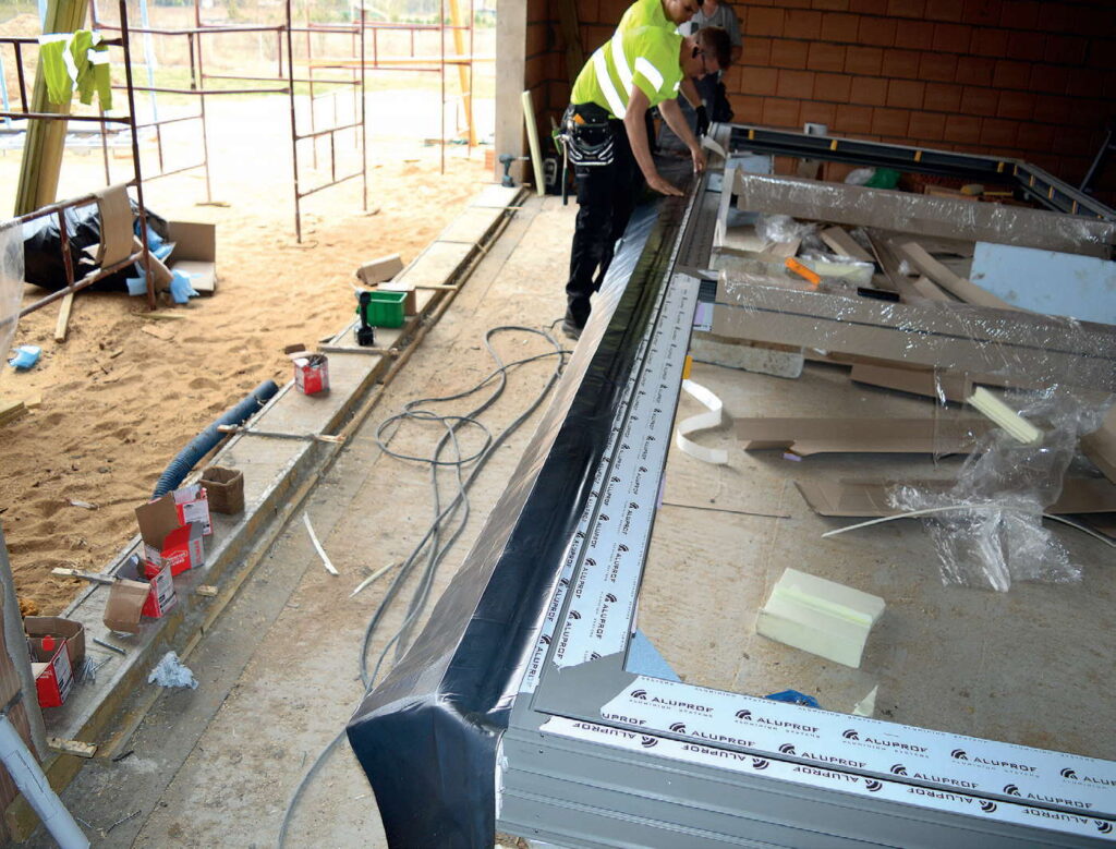 Mocowanie fartucha EPDM do części progowej konstrukcji