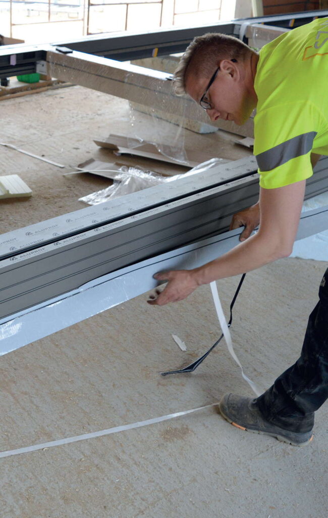 Przyklejanie folii paroizolacyjnych