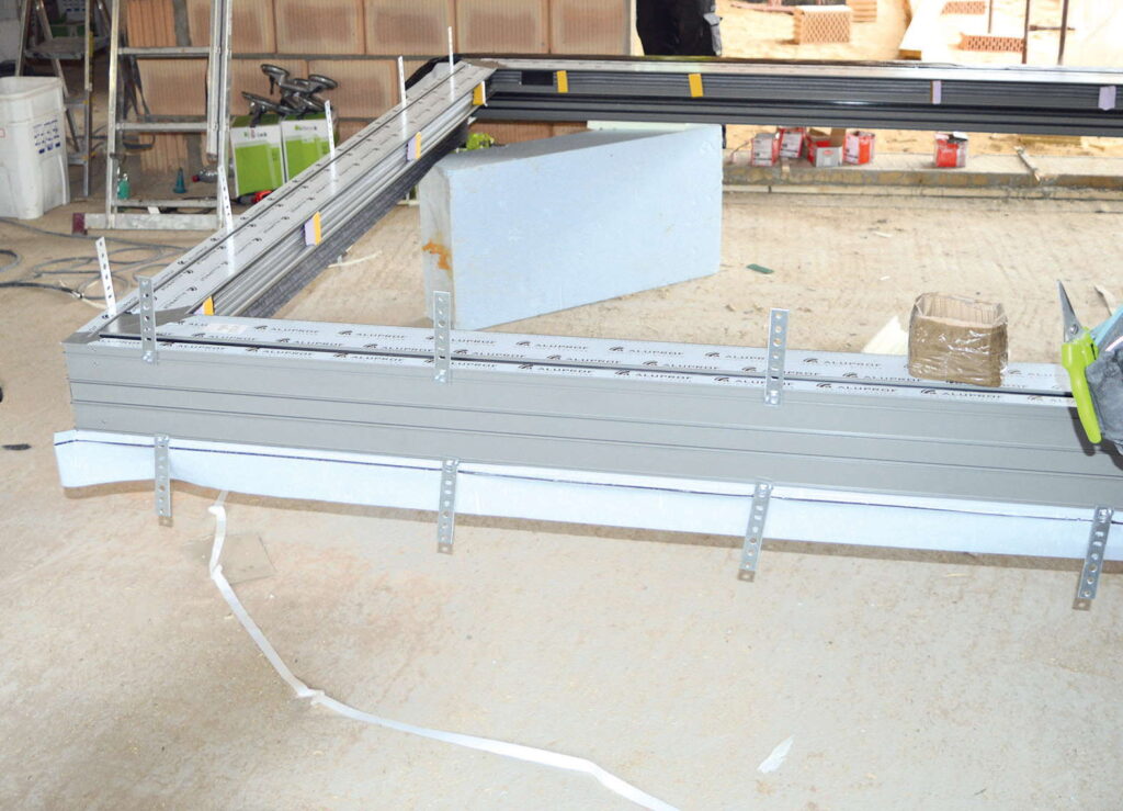 Zamocowanie belki progowej typu hard do dolnej belki montażowej