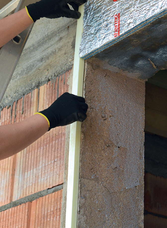 Kształtki z XPSU, umożliwiające łatwiejsze wywinięcie folii (w związku z zaizolowaniem nadproża folią, okna były wysunięte o 2 cm)