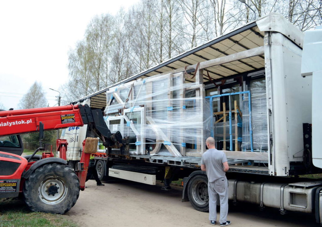 Rozładunek wielkogabarytowych konstrukcji okiennych