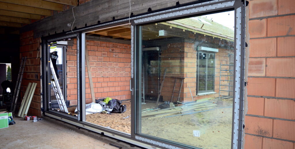 Montaż zakończony – drzwi tarasowe osadzone prawidłowo, a miejsca połączeń konstrukcji ze ścianą – starannie uszczelnione