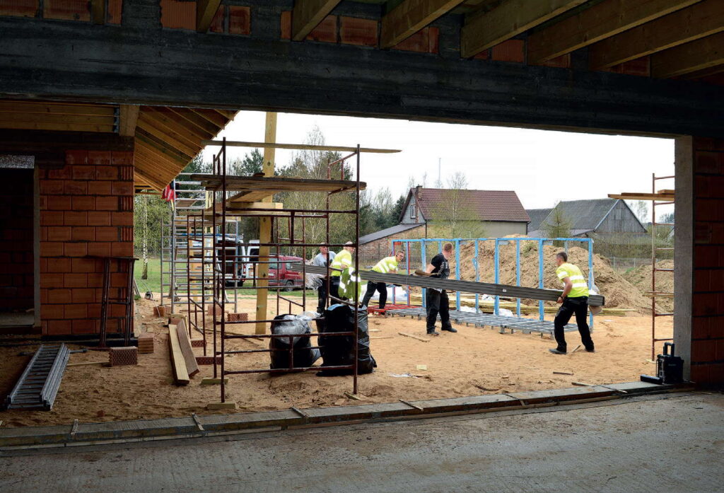 Przygotowanie ościeży; otwarte przestrzenie w pustakach ceramicznych zostały zamknięte zaprawą ciepłochronną