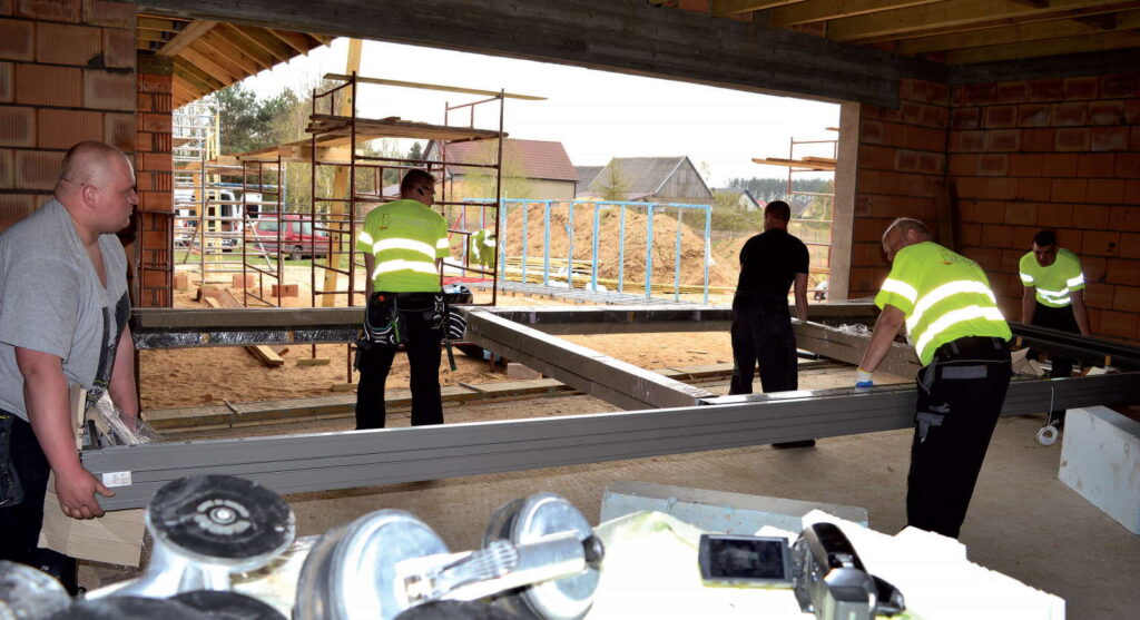 7-metrowa konstrukacja aluminiowego HS-a. Zanim zostanie wstawiona w otwór okienny, musi zostać odpowiednio przygotowana7-metrowa konstrukacja aluminiowego HS-a. Zanim zostanie wstawiona w otwór okienny, musi zostać odpowiednio przygotowana