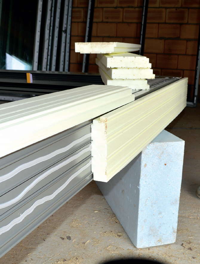 Mocowanie (po wstępnym związaniu warstwy kleju) kształtki z XPS-u