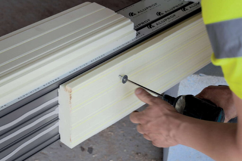 Mocowanie mechaniczne kształtki z XPS-u (wstępnie przytwierdzonej klejem) do progu