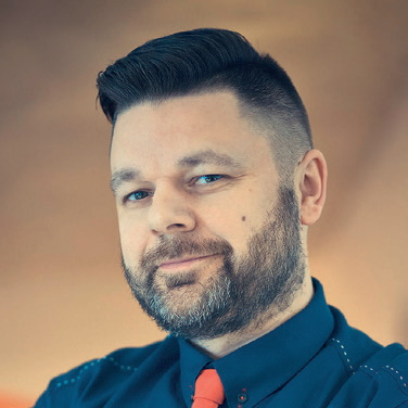 Marcin WOJCIECHOWSKI CEO & Creative Director w Marketing AVEEX. Przedsiębiorca, designer, wizjoner. W ciągu niemal dwóch dekad pracy współtworzył wiele globalnych Brandów, m.in.: Pirelli, Electrolux, Philips, Unilever, WIŚNIOWSKI czy Betafence. Jego bogate życie zawodowe przełożyło się na wnikliwy wgląd w prawa rządzące światem biznesu. Dzięki wrażliwością wizualnej, potrafi wyrazić markę w formie atrakcyjnego dla jej odbiorców przekazu. Z zespołem Agencji i przy pomocy narzędzi marketingowych AVEEX z łatwością zmienia produkty generycznie normalne w marki, które ludzie kochają